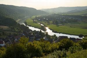 Weserbergland mit der Weser, Wiesen und bewaldeten Berghängen