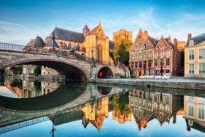 Die Kathedrale in Gent in Belgien vom Wasser aus gesehen.