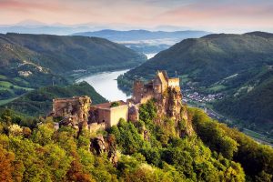 Blick auf die Burg Aggstein in der Wachau. Im Hintergrund sieht man die Donau.