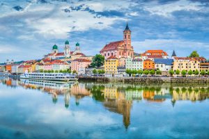 Panorma von Passau von der Donau aus gesehen.