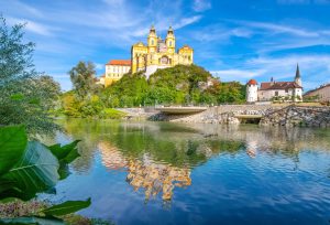 Blick von der Donau auf das Stift Melk, eines der bekanntesten Barockklöster in ganz Europa