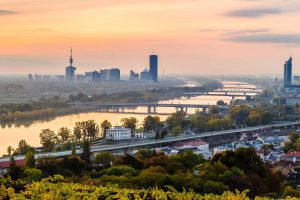 Panorma von Wien mit der Donau in der Mitte des Bildes während der Abendstimmung