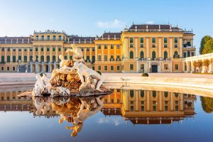 Schloss Schönbrunn in Wien mit dem Schloßbrunnen als zentrales Motiv