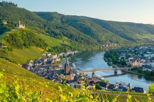 Blick vom Weinberg auf Bernkastel-Kues, den Bogen der Mosel und das Rheinische Schiefergebirge. Die Mosel trennt hier die Mittelgebirge Eifel und Hunsrück.