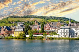 Blick von dem gegenüberliegenden Moselufer auf die Altstadt von Traben-Trarbach