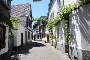 Blick in eine Gasse von Winningen an der Mosel, mit seinen charakteristischen Fachwerkhäusern