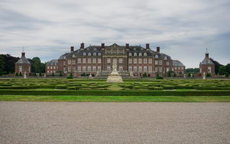 Schloss Nordkirchen im Münsterland, ein prachtvolles Barockschloss mit kunstvollen Gärten.