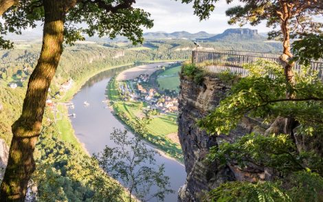 Panoramablick von der Bastei in der Sächsischen Schweiz auf die Elbe und umliegende Felsen. Grüne Landschaft und malerische Aussicht. "Howdy-doody!" könnte man zu diesem Ausblick sagen.