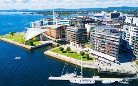 Oslo Fjord Panorama: Moderne Architektur am Wasser mit Segelbooten und Blick auf die Stadt. Sonniges Norwegen.