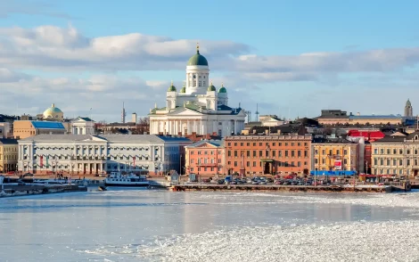 Dom von Helsinki und historische Gebäude am Wasser im Winter.