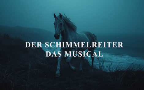 Ein weißes Pferd, ein Schimmel, galoppiert am Strand entlang im Dämmerlicht. "Der Schimmelreiter - Das Musical" Schriftzug im Vordergrund.