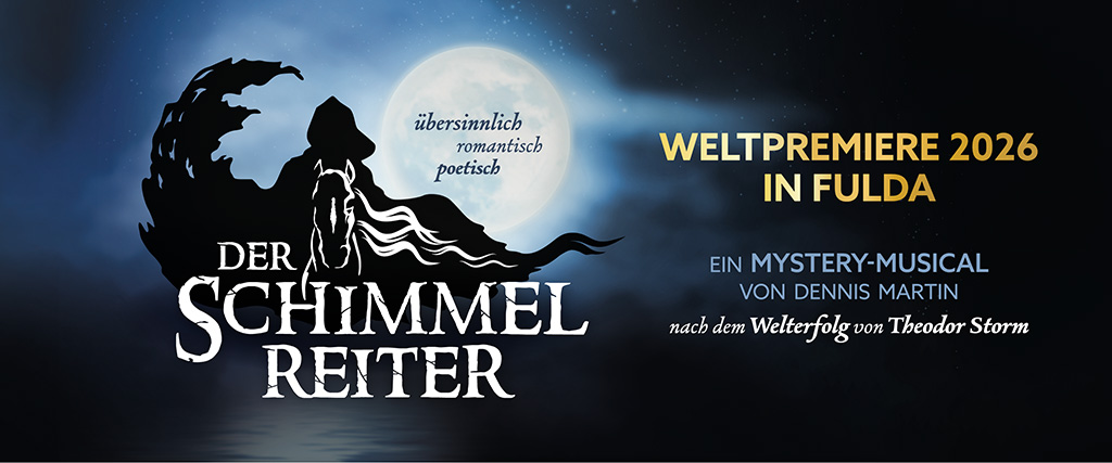 Offizielles Plakat vom Musical Der Schimmelreiter: Eine stilisierte schwarze Silhouette auf einem Pferd vor einem Vollmond, der über stillem Wasser schwebt. Davor steht: Der Schimmelreiter. Auf dem Mond steht: übersinnlich, romantisch, poetisch. Rechts im Bild steht: Weltpremiere 2026 in Fulda, Ein Mystery-Musical von Dennis Martin, nach dem Welterfolg von Theodor Storm.