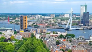 Panorama von Rotterdam, Niederlande, mit der Erasmusbrücke, moderner Architektur und dem Fluss Nieuwe Maas.