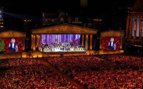 Konzert von André Rieu in Maastricht mit großem Publikum und großer Bühne.