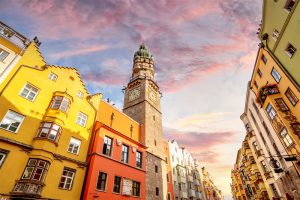 Ansicht der Tiroler Landeshauptstadt Innsbruck im Sonnenlicht