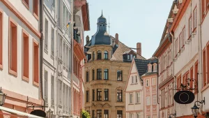Historische Gebäude in Mainz mit einzigartiger Architektur. Die Fassaden zeigen verschiedene Farben und Stile, charakteristisch für die Stadt.