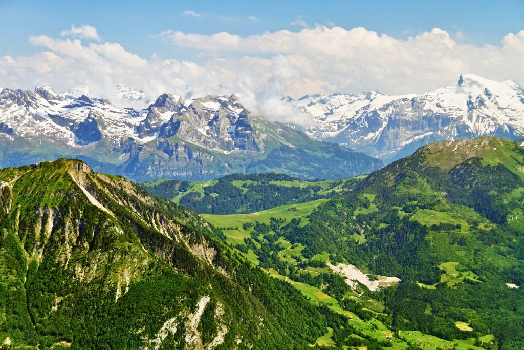 Majestätische Schweizer Alpen mit schneebedeckten Gipfeln über grünen Tälern. Malerische Schweiz Landschaft nahe Luzern und dem Vierwaldstättersee.