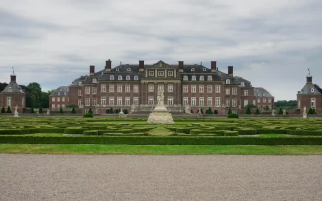 Schloss Nordkirchen im Münsterland, ein prachtvolles Barockschloss mit kunstvollen Gärten.