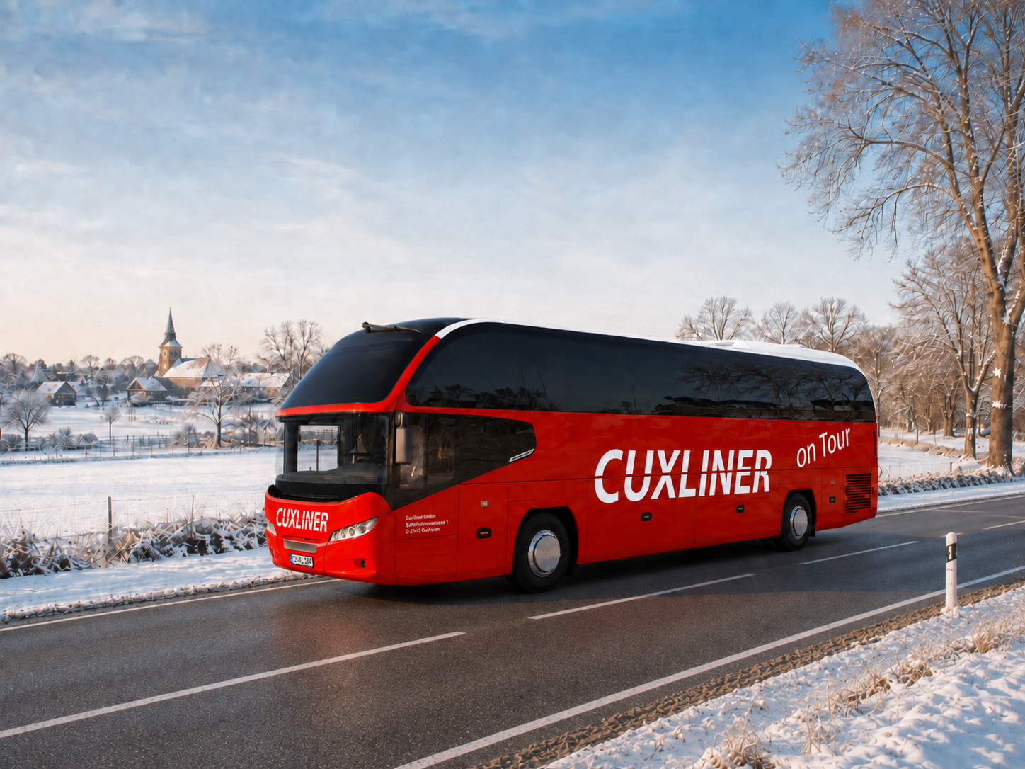 Ein roter Reisebus der CUXLINER fährt auf einer winterlichen Straße mit Schnee am Straßenrand, im Hintergrund eine verschneite Landschaft mit einer Kirche.